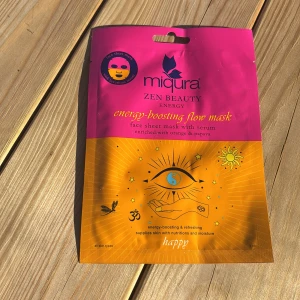 Miqura Energy-Boosting Flow Mask - Säljer en ansiktsmask från Miqura Zen Beauty, energy-boosting flow mask med serum. Masken är berikad med apelsin och papaya, och kommer i en färgstark förpackning med rosa och orange design. Perfekt för dig som vill ge huden extra fukt och näring.