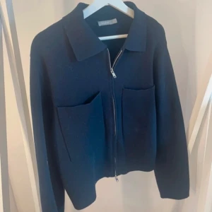 Åhléns kofta - Marinblå kofta från Åhléns i storlek S