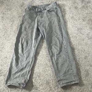 Grå jeans från Sweet Skateboarding - Snygga baggy byxor från sweet skate. Hör gärna av er om frågor