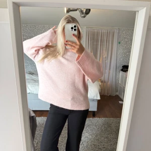 Rosa stickad tröja - Lappar kvar i strl M💖