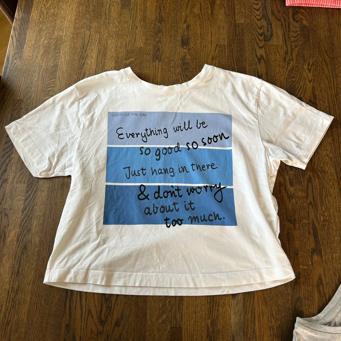 Vit t-shirt med blå print från Reserved - 1