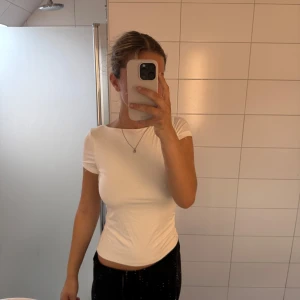 Vit rygglös tröja  - Säljer en vit rygglös tröja från Ginatricot i storlek M   , knappt använd och jätteskön att ha. Nyköpt för 200kr 