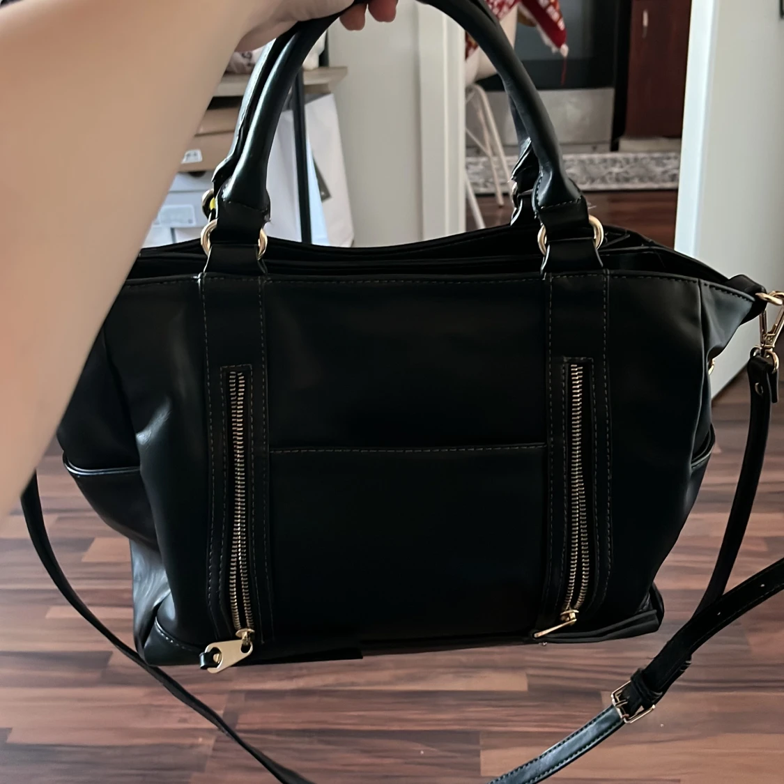 Svart axelväska med dragkedjor - 3