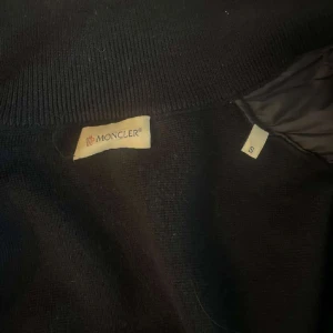Svart moncler cardigan - En svart moncler cardigan Storlek S