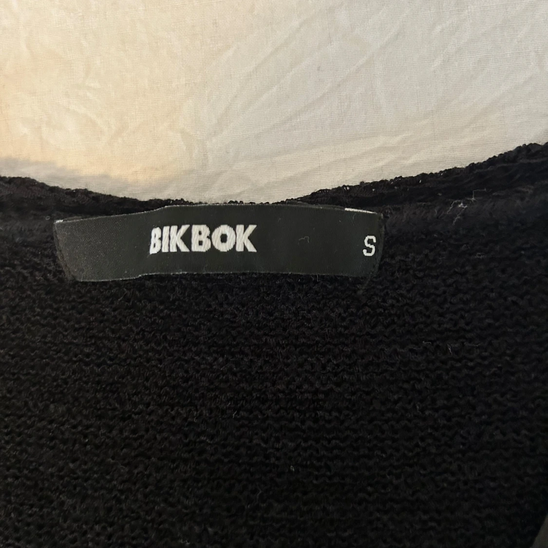 Svart stickad kofta från Bik Bok - 1