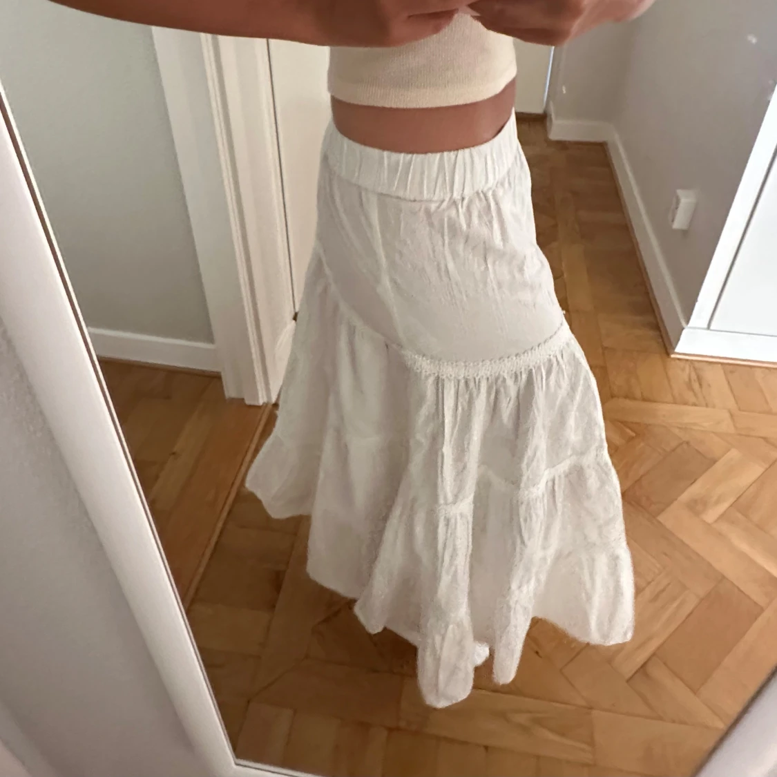 Vit långkjol med spetsdetaljer - 1