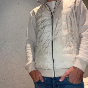 Hybridjacka - Säljer denna sjukt snygga vit/beiga hybridjacka från märket Bläck som ej tillverkas längre. Storlek S men passar både S och gränsen till M. Inga fläckar eller defekter på jackan!
