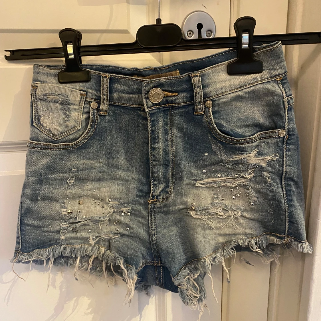 Blå jeansshorts med pärlor