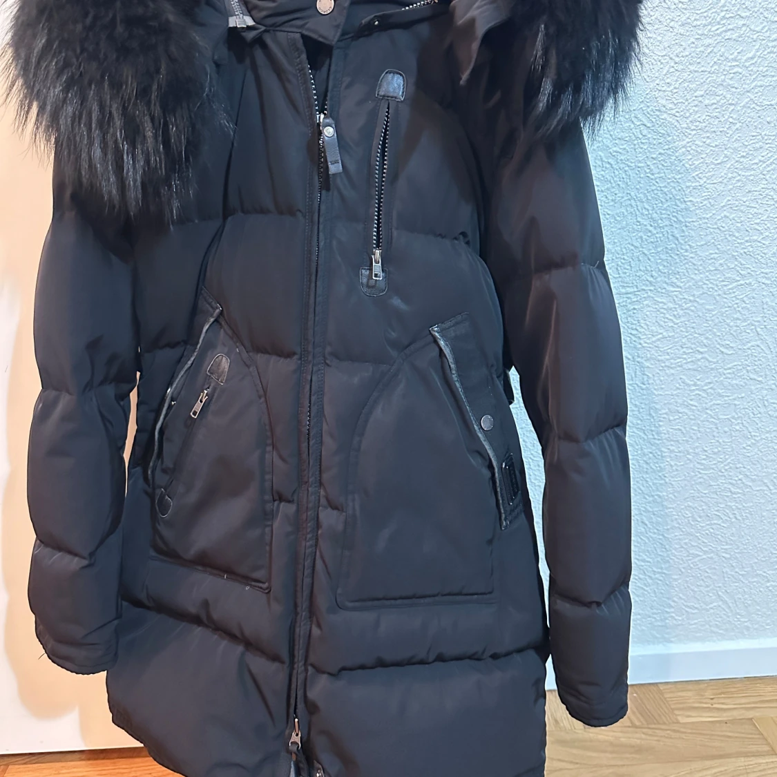 Svart dunjacka med päls från Cedrico - 1