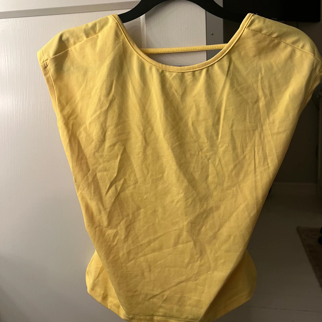 Gul ärmlös topp med öppen rygg