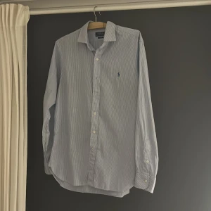 Randig skjorta från Ralph Lauren - Skjorta från Ralph lauren. Använd fåtal gånger då den är för stor på mig. inget kvitto finns tyvärr. Priset kan diskuteras:)