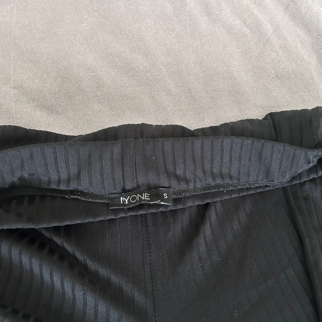 Svarta ribbade byxor från NLYONE - 1
