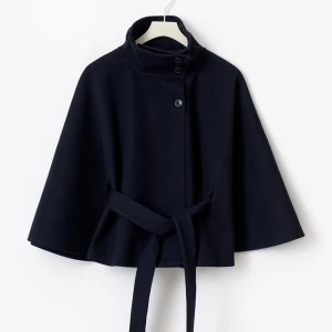 Pontcho kappa  - Säljer denna superfina poncho kappan från Gina tricot helt slutsåld 💕kappan är helt ny med prislapp kvar beställd från Gina tricot hemsida. 