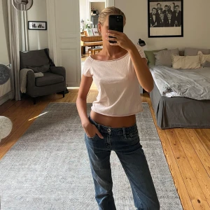 Ljusrosa croppad topp Brandy Melville - Söt ljusrosa croppad topp från Brandy Melville med korta ärmar och bred halsringning. Tunn och mjuk bomullskvalitet. 