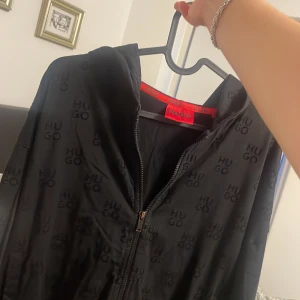 Svart kofta från Hugo med logga - Svart kofta från Hugo med diskret logomönster ORDINARIE PRIS 1200kr andvänd fåtal gånger storlek XS men passar S väldigt bra då den e väldigt stor 