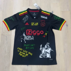 Ajax x Bob Marley Adidas fotbollströja - EVERYTHING I SELL IS BRAND NEW‼️  * Trusted Seller✅ * Shipping the same day📦 * TikTok: Trendyblock 📱 * Plick: Trendyblock  * Vinted: Trendyblockse 