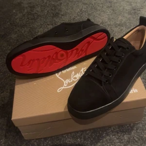 Byter ett par svarta  Christian Louboutin mot nått  - Christian Louboutin