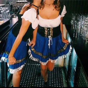 Blå och svart kortklänning för oktoberfest. Använd endast en gång - Säljer denna oktoberfest klänning. Perfekt för oktoberfest eller tema fest