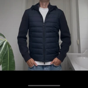 Woolrich cardigan  - Blå woolrich cardigan - Storlek S - Mycket bra skick, se sidta bilden för ända missfärgningen (som bara syns om man kollar nära) - Han på bilden är 175 cm och väger 65 kg