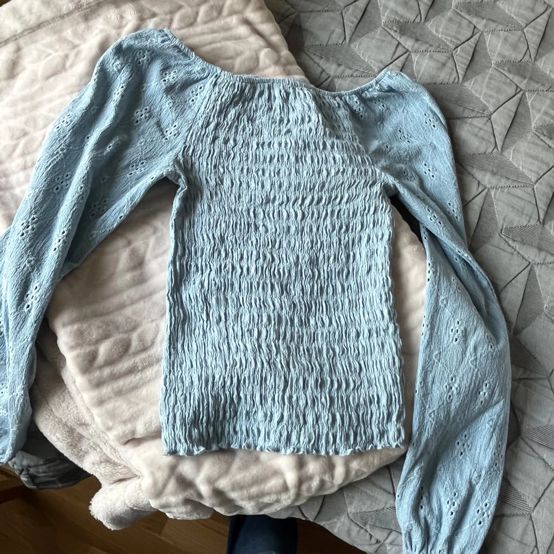 Ljusblå blus med puffärm