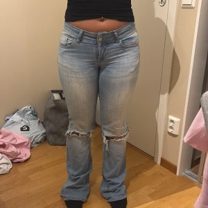 Ljusblå bootcut jeans med hål - Ljusblåa jeans. Nypris 699