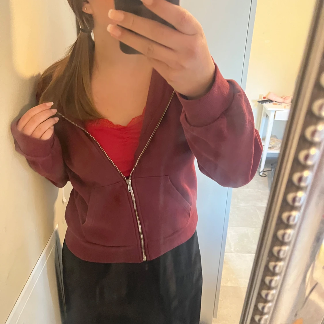 Vinröd hoodie med dragkedja