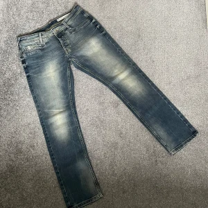 Blå jeans från Big Star - Säljer ett par snygga blå jeans från Big Star med en straight fit. Mycket bra skick utan skador eller fläckar. Jeansen har en snygg tvätt med ljusare partier. Storlek 30/30. Skriv gärna om du har en fråga eller om du vill ha fler bilder eller mått.