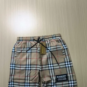  Burberry shorts  - Perfekta burbery shorts för sommaren som är helt nya med pris lapp säljer för bra pris men pris kan diskuteras. Hör av er 