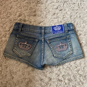 Victoria Beckham shorts - Jätte fina lowrise shorts från Victoria Beckham. Är i fint skick men har en liten fläck som man kan se på sista bilden men den är inte jätte synlig. Kan gå att få bort har själv bara testat med lite vatten och tvål💗midjemåttet är 40cm rakt över så skulle bedöma att en det är en xs!