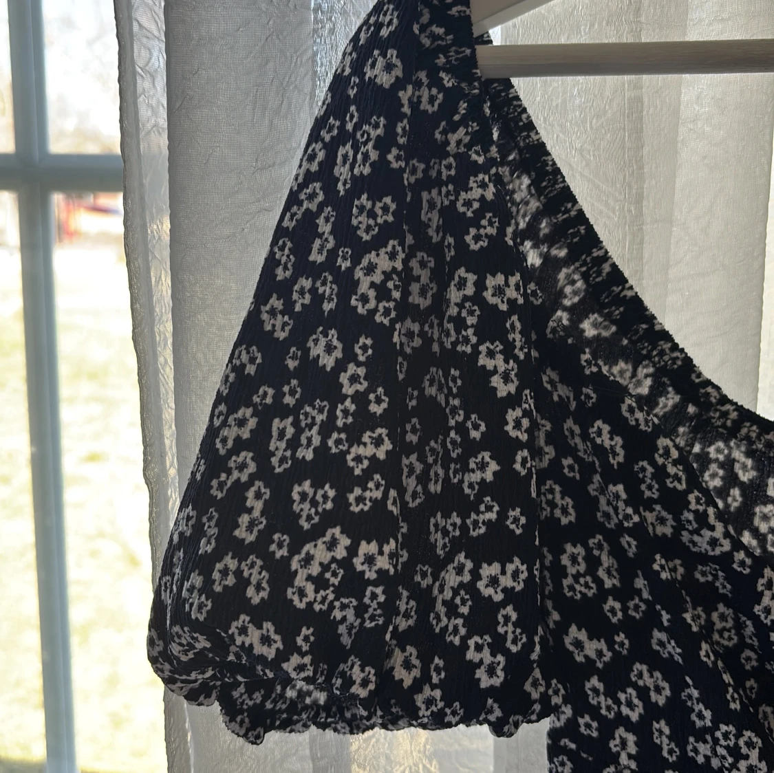 Svart blommig klänning från Gina Tricot - 2