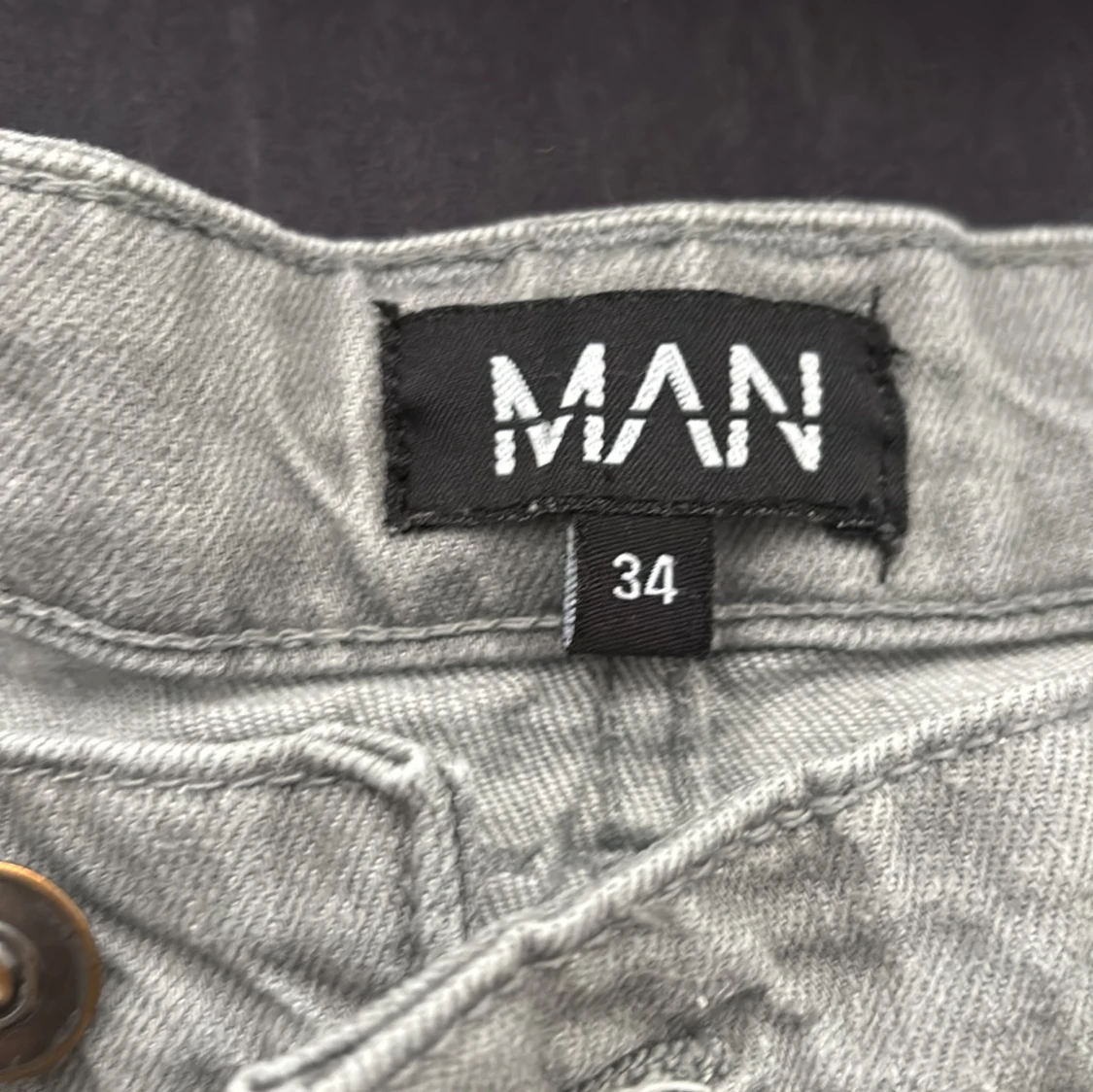 Grå jeansbyxor från MAN - 1