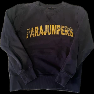 Svart sweatshirt från Parajumpers - Säljer en svart sweatshirt från Parajumpers med stort gult tryck på framsidan. 