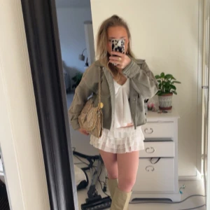 Grön jeansjacka - Säljer min snygga vårjacka!💗