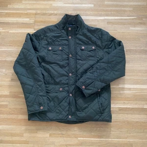 Grön quiltad jacka från Jack & Jones - Säljer en snygg grön quiltad jacka från Jack & Jones storlek XL