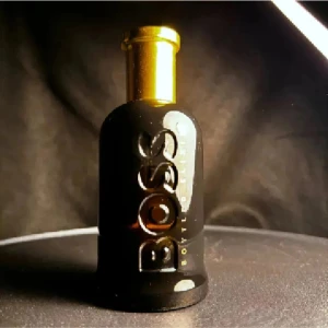 Hugo Boss Bottled Elexir Sampels  - •	Pris: 26 kr per milliliter (1 ml = ca 10 sprays) 	•	OBS: Priset gäller per milliliter, inte för hela flaskan 	•	Fast pris, men vid större beställningar kan vi diskutera mängdrabatt 	•	Alla samples tappas noggrant och hygieniskt i sterila sprayflaskor