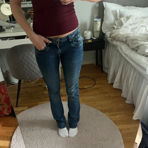 Blå jeans från LTB - Säljer ett par klassiska blå jeans från LTB. De har en normal passform och är low waist. Storlek w28 L36 Passar perfekt på mig som är 176!💕
