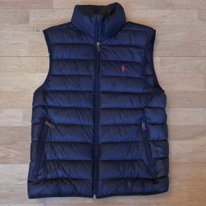 Ralph lauren väst - Fin väst i bra skick (inget stänk eller hål), har ingen nytta till den längre. Passar S, plagget har ett rimligt pris. Dm ifall du har mer frågor!