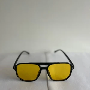 Eleganta Solglasögon (HELT NYA) - Stilrena solglasögon i helt nytt skick! De är perfekta för sommaren och för dig som vill vara Grisch! 🍾💸Vid eventuella frågor eller funderingar är det bara att hojta till! 