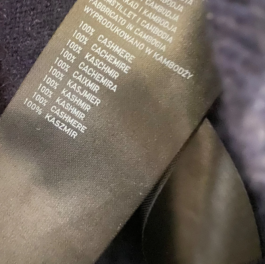 Mörkblå kashmirtröja från Uniqlo - 1