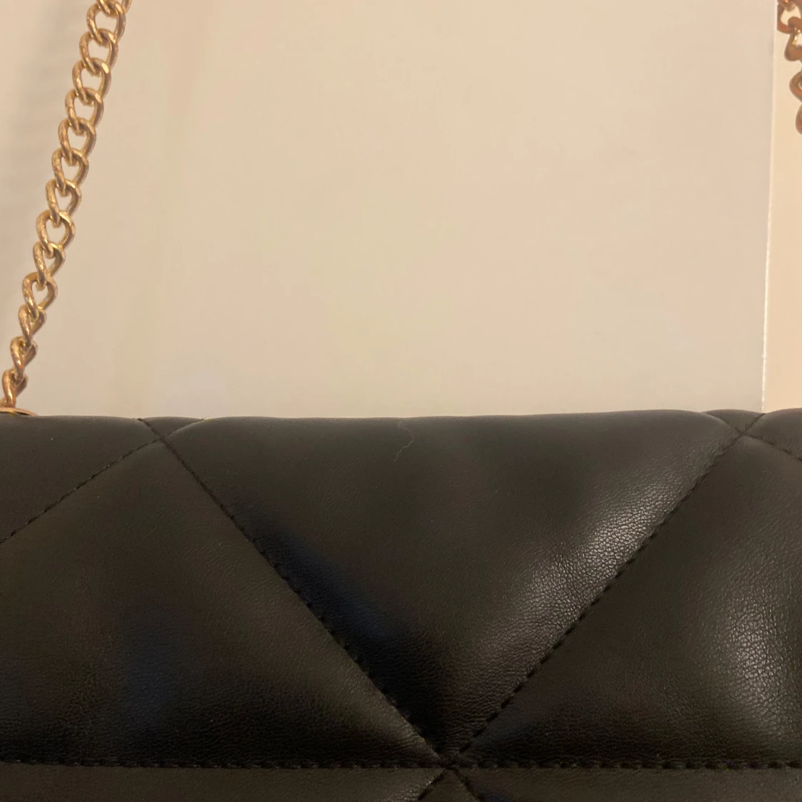 Svart quiltad axelväska med kedja - 1