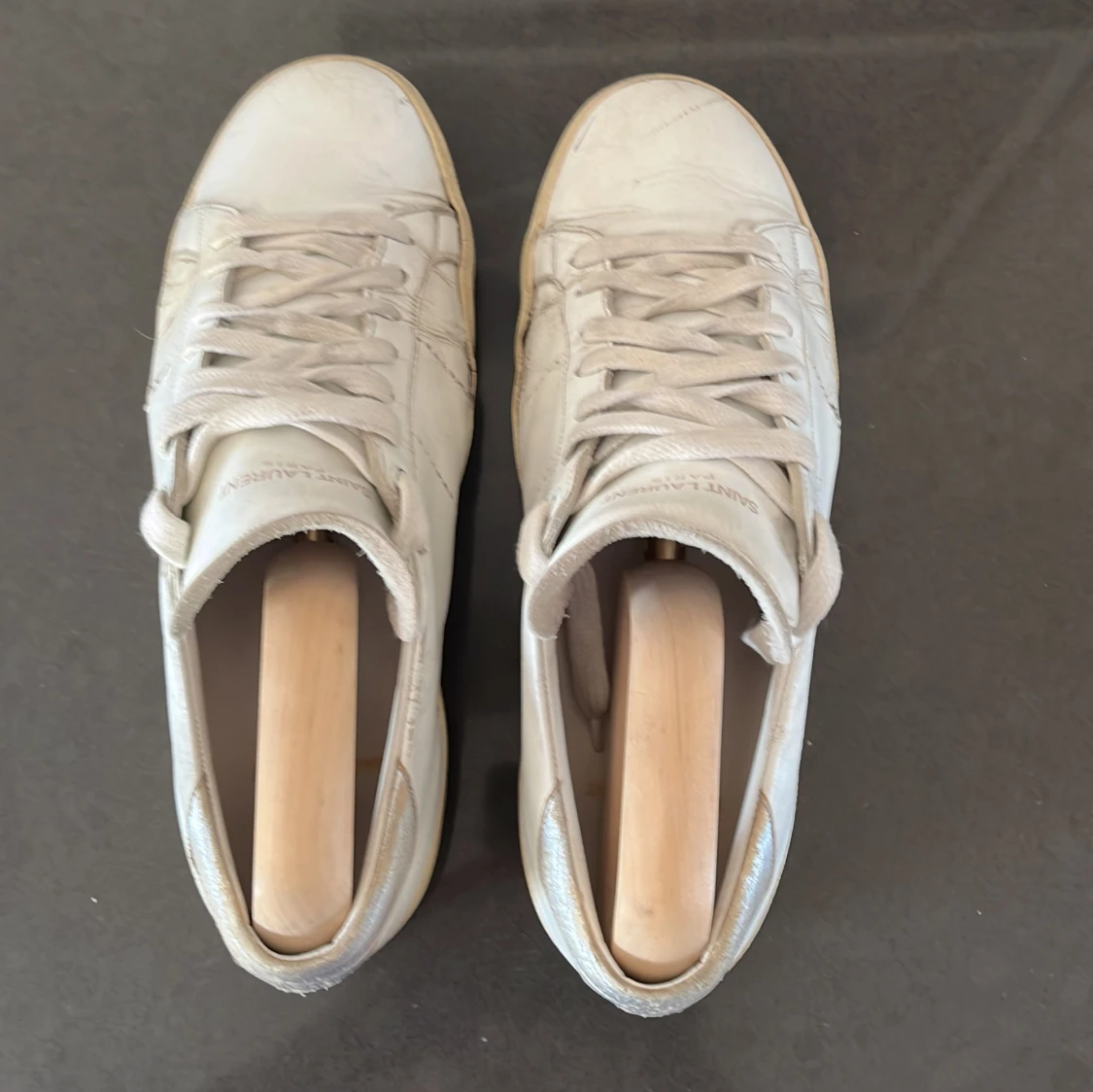 Vita sneakers från Saint Laurent