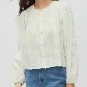 Blus från Dobber - Säljer min somriga, blommiga blus då jag har vuxit ur den. Har varit min favorit blus. Inte sliten. 