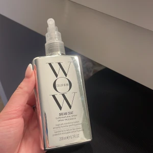Color Wow  - Color Wow Dream Coat Supernatural Spray är en fuktgivande spray som skyddar håret mot fukt och ger en slät, glansig finish. Perfekt för att tämja frissigt hår och hålla det rakt och glänsande längre. Flaskan innehåller 200 ml och har en praktisk sprayfunktion. HELT NY