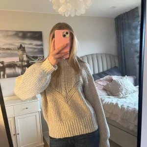 Beige stickad tröja - Säljer denna jätte söta tröjan eftersom den tyvärr inte kommer till användning. Har bara använt den ett fåtal gånger så den är i väldigt bra skick! Om du har några frågor är det bara att kontakta mig och frakten står du för själv!💞💗