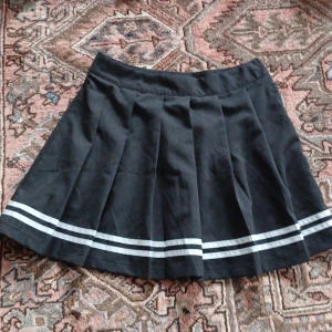 Svart kortkjol med vita ränder - Svart kjol, bra för vardags kläder och cosplay 