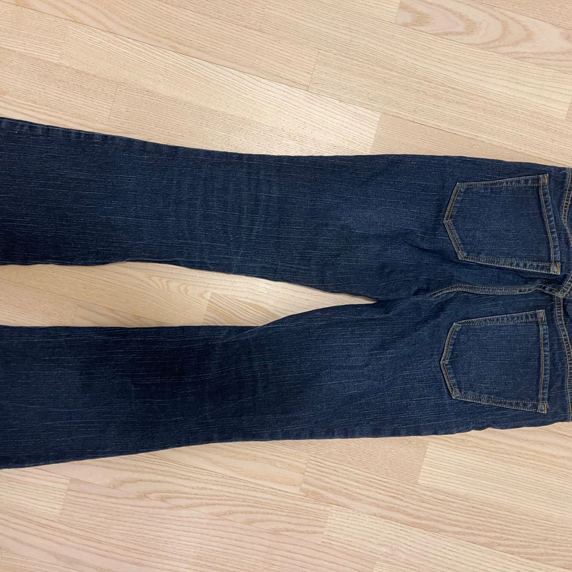 Mörkblå bootcut jeans från Brandy Melville - 2