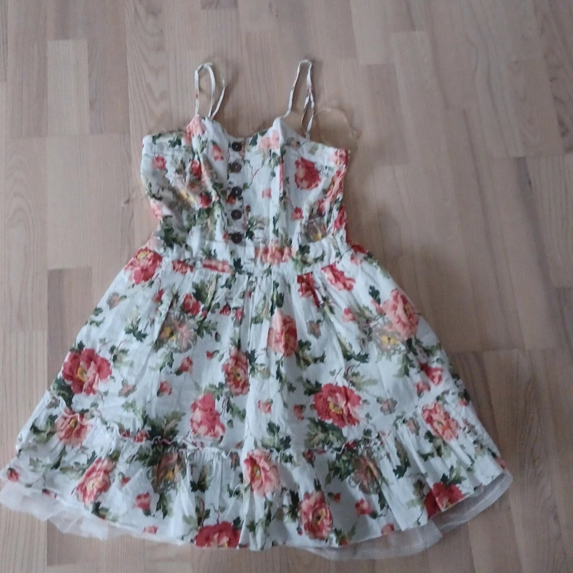 Blommig sommarklänning med knappar