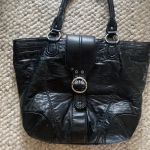 Svart handväska - Så fin och rymlig handväska i bra skick förutom ett par defekter (se bilder). Får plats med dator och perfekt skol/jobbväska 😍