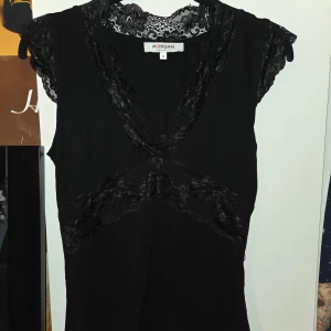 spetstopp - svart topp köpt på zalando. använd kanske 2 gånger, säljer pga för stor (står S men den är stor i storleken och stretchigt tyg så mer som M eller L)