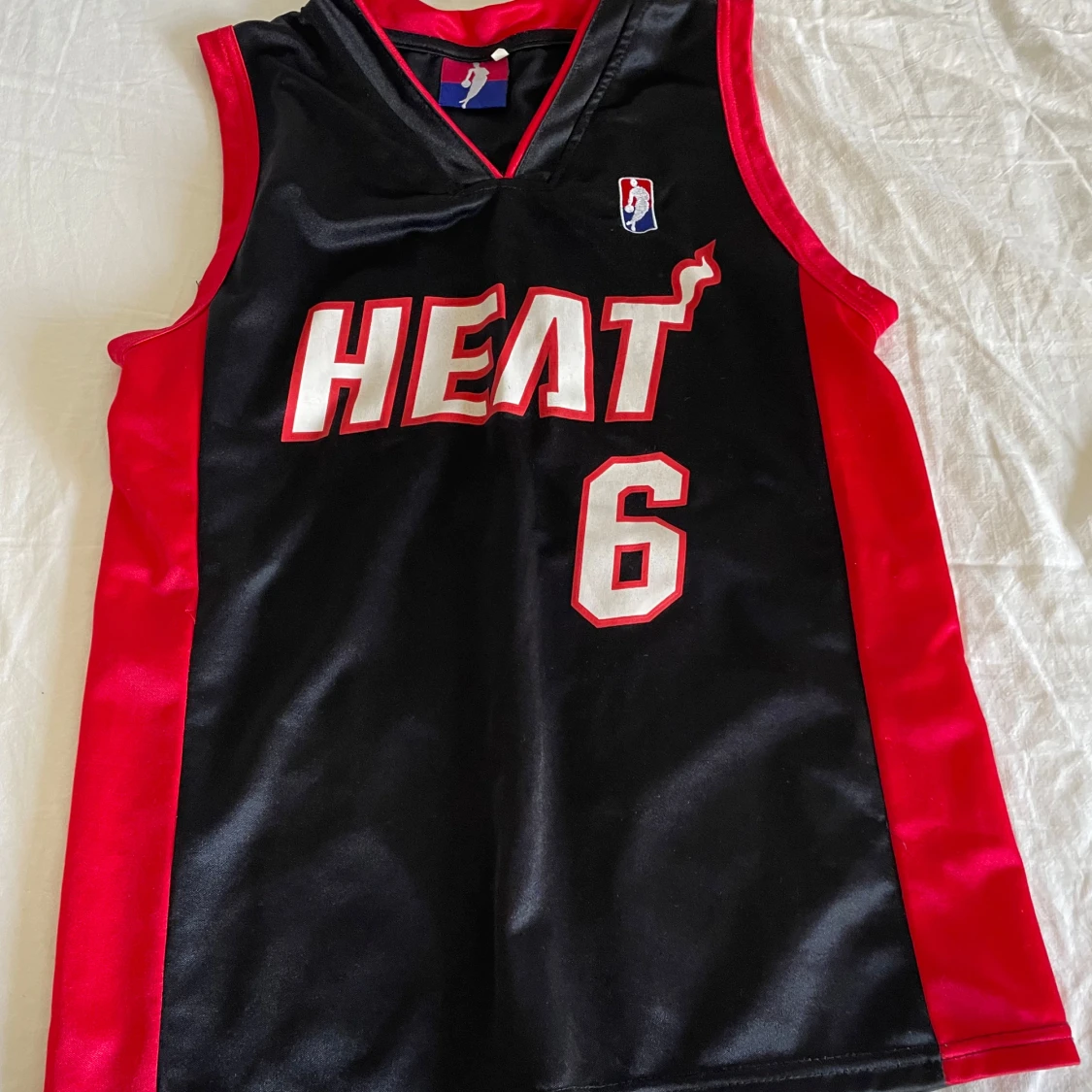 Svart och röd basketlinne